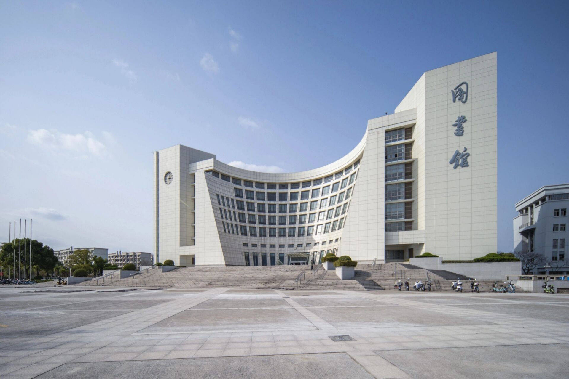 上海大学图书馆24小时学习空间 24小时学习空间位于图书馆的基座台阶