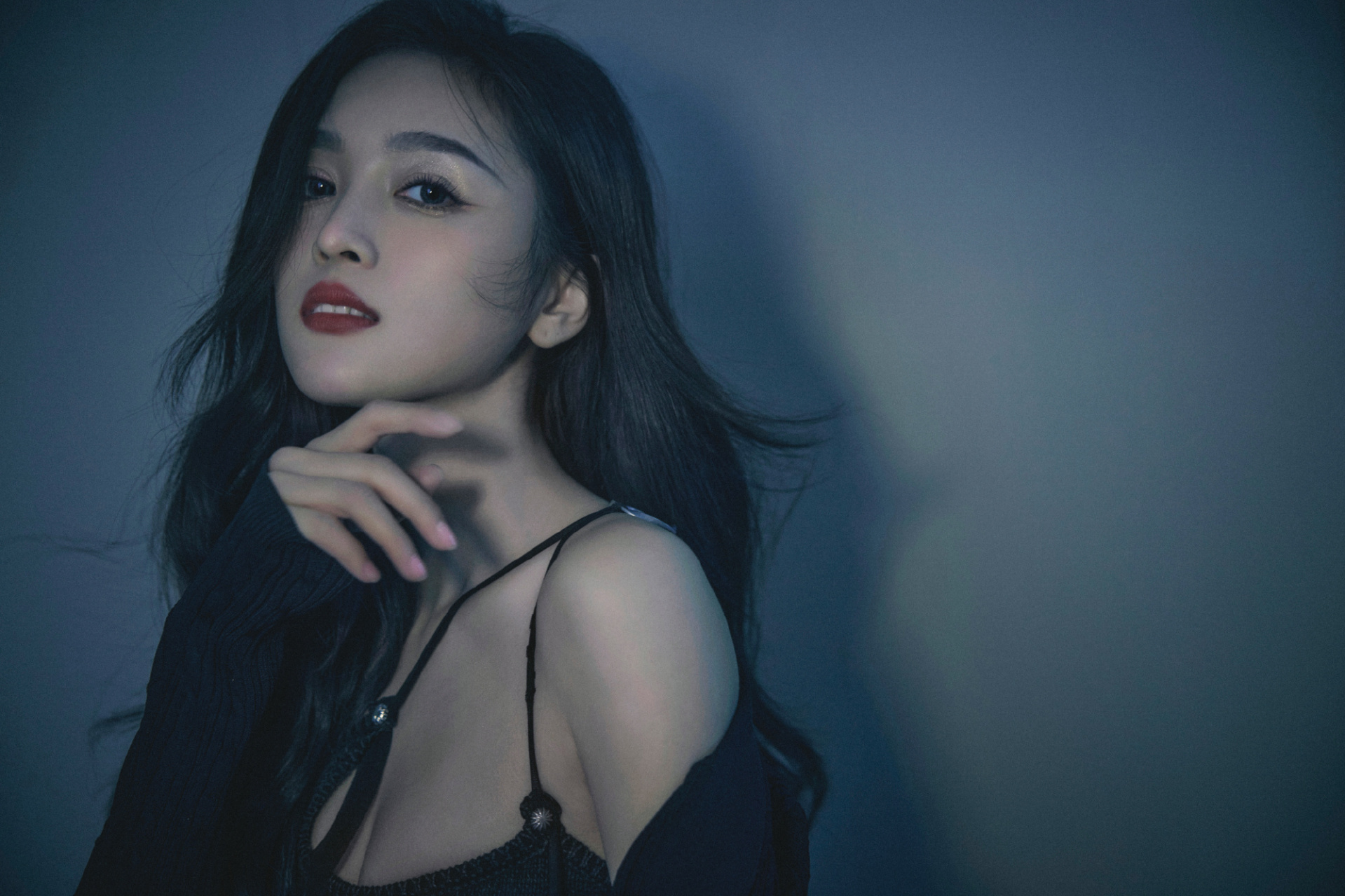 吴宣仪,暗黑风吊带裙,性感迷人