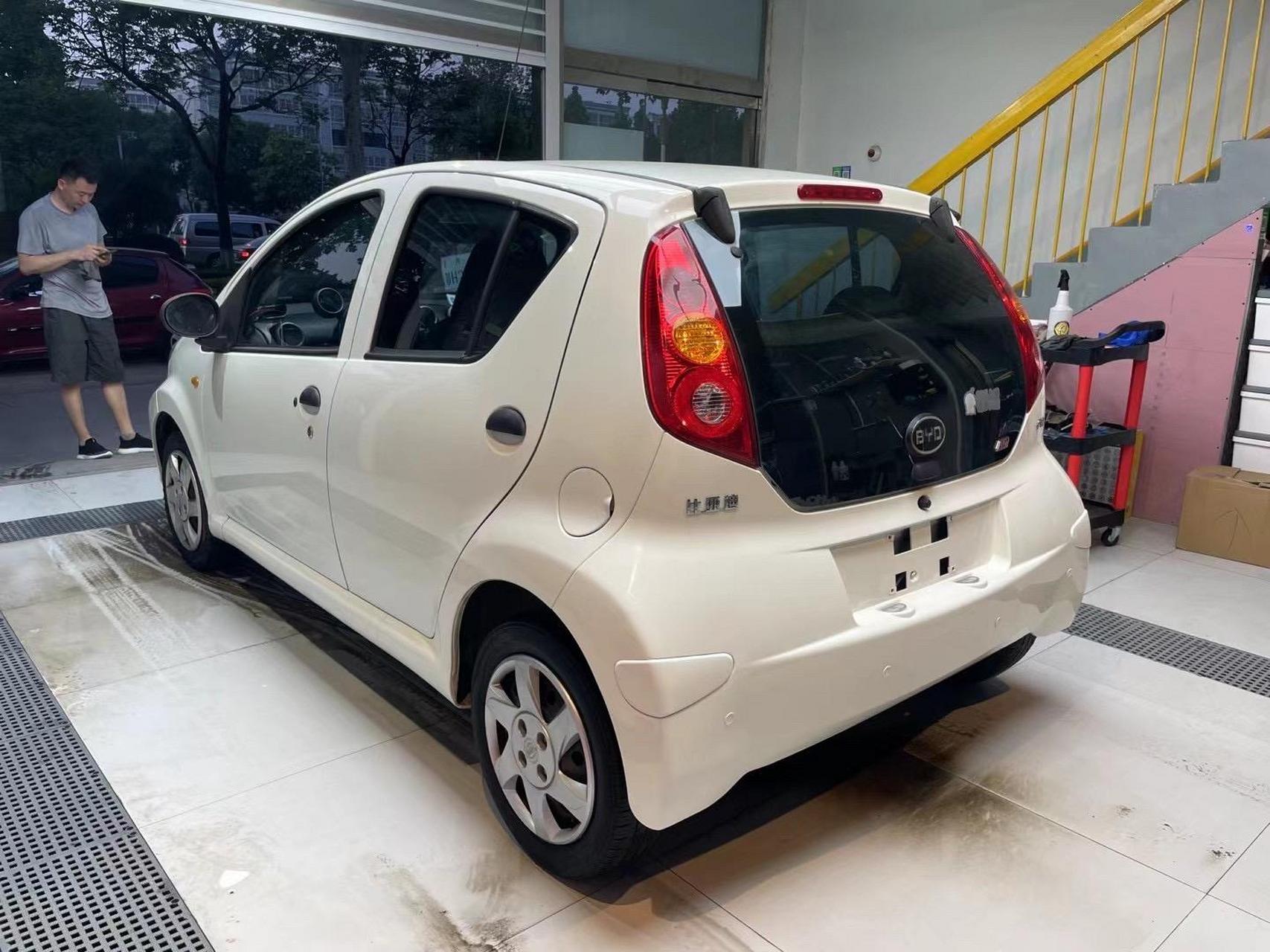 16年自动挡比亚迪f0,个人一手,全车原漆,实表4万,保险全年!