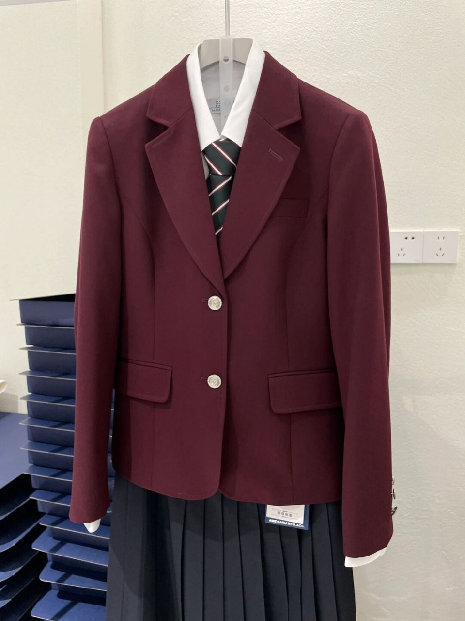 这个枣红色西装面料比之前的绀蓝色,墨绿色要厚,适合秋冬换季时候.