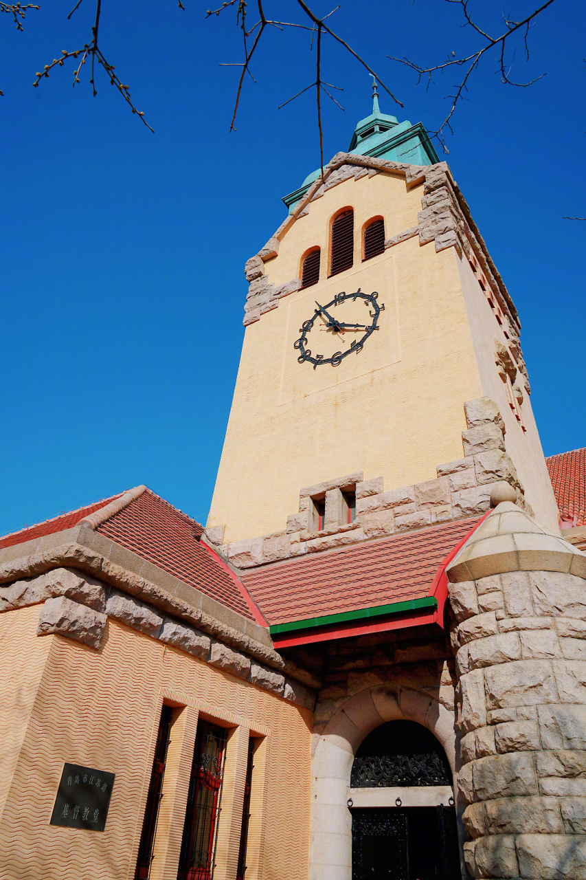 最in山东打卡地# 青岛·青岛市江苏路基督教堂 是一座典型的花岗岩