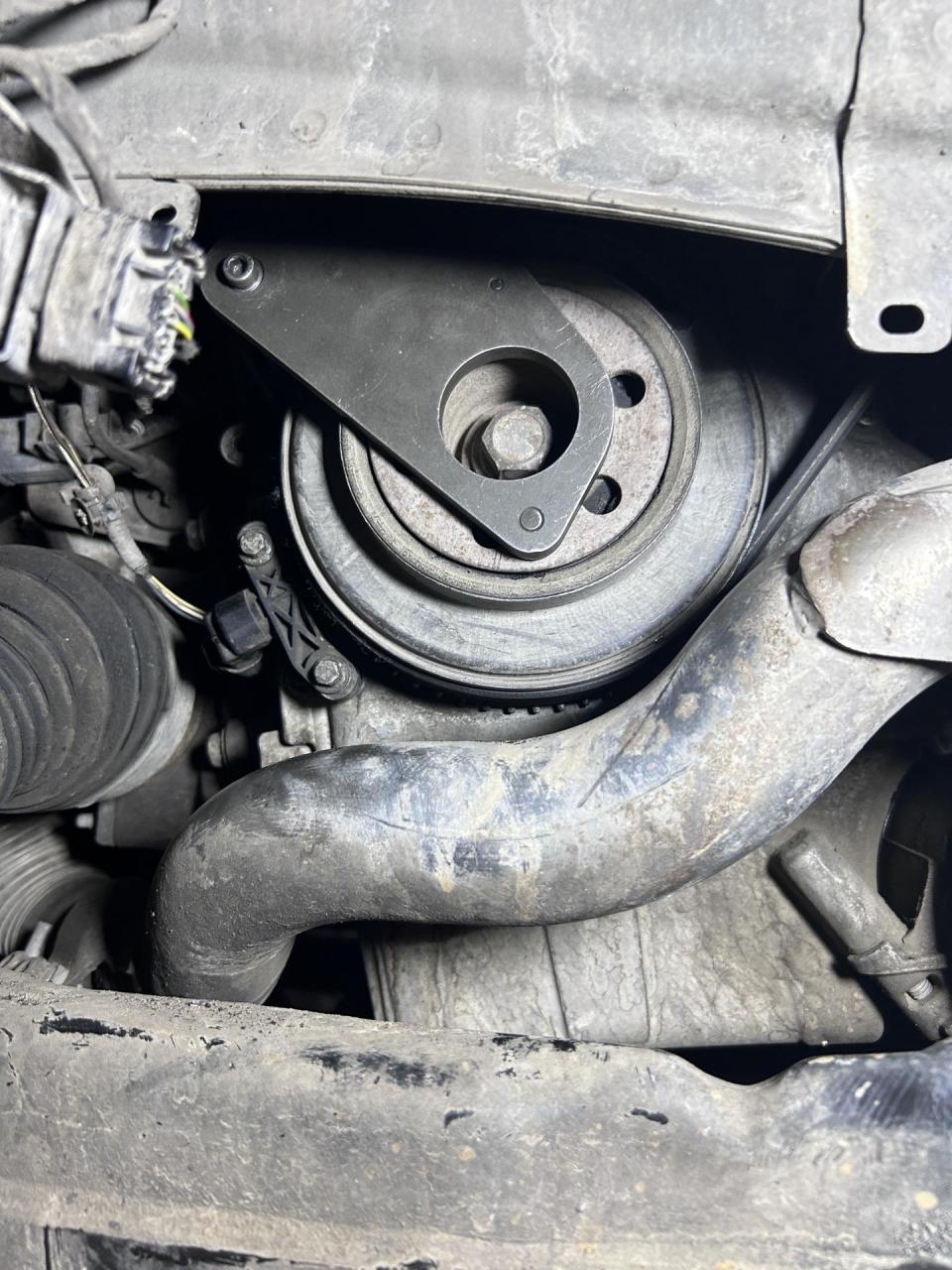 0t发动机更换曲轴皮带轮,总结不用拆气门室盖,只用拆个启动机,专用