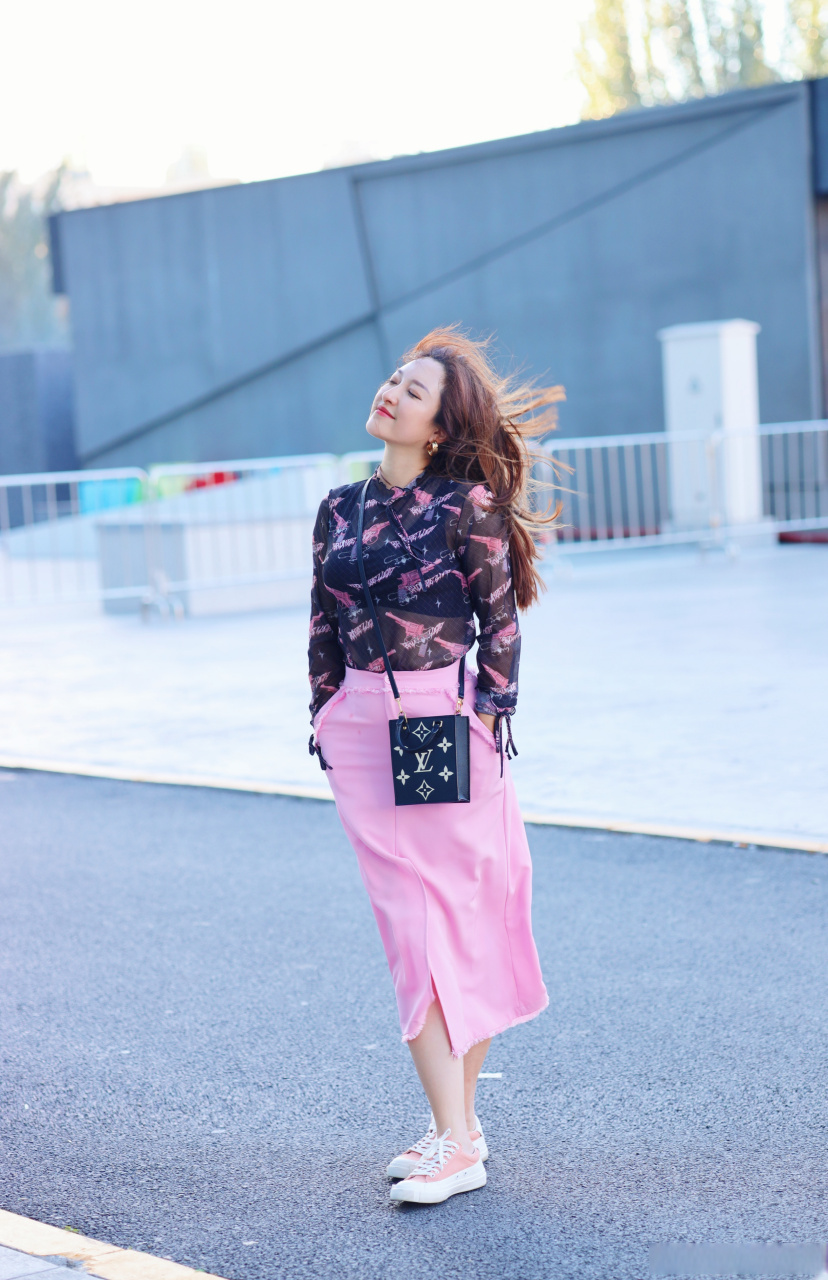 金美儿##夏夜奔赴计划# 简单是快乐的,比如吃个冰淇淋,也很快乐