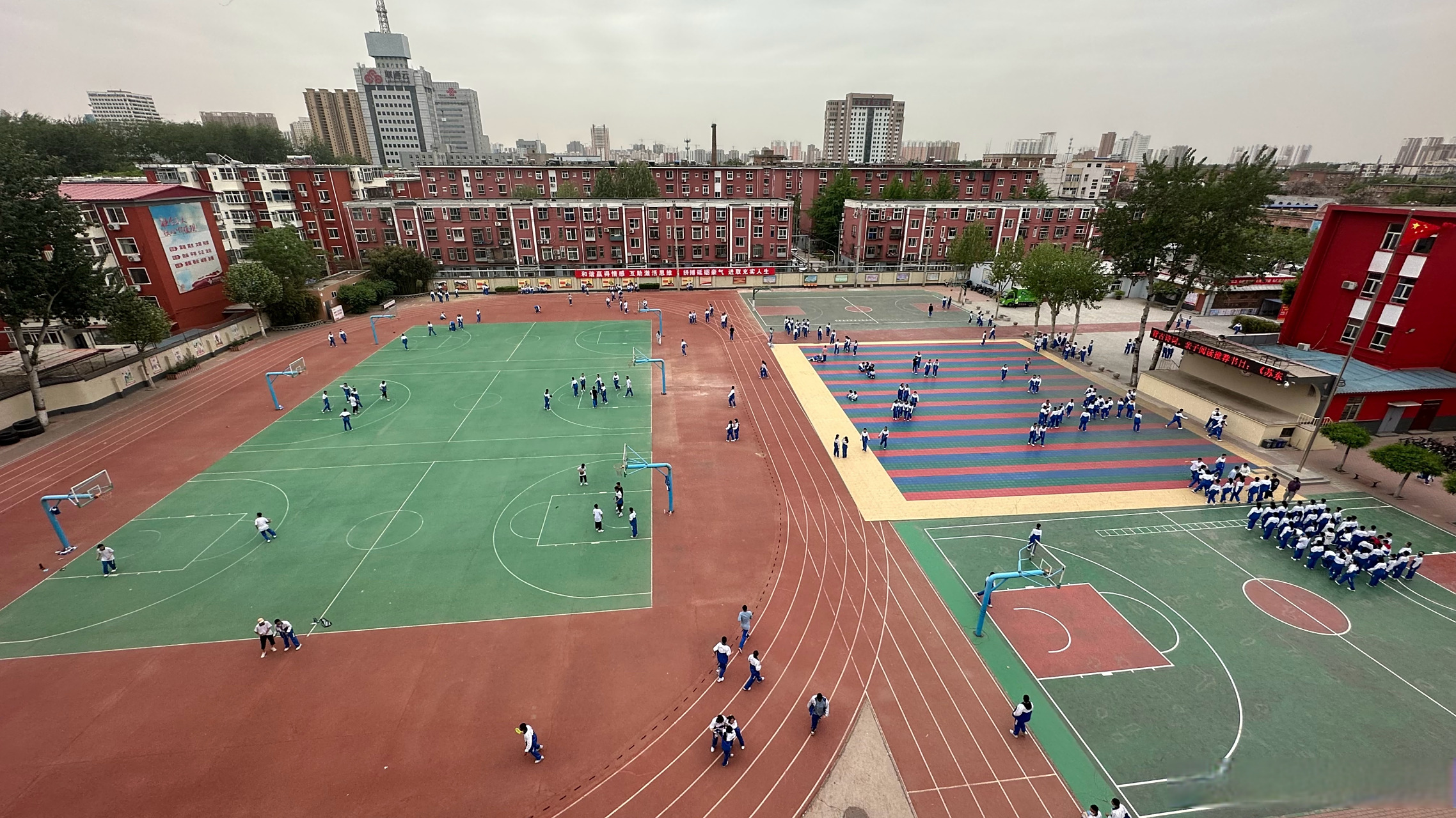 乐凯中学对我来说是非常熟悉的,小时候我家就在乐凯中学对面,那时候总