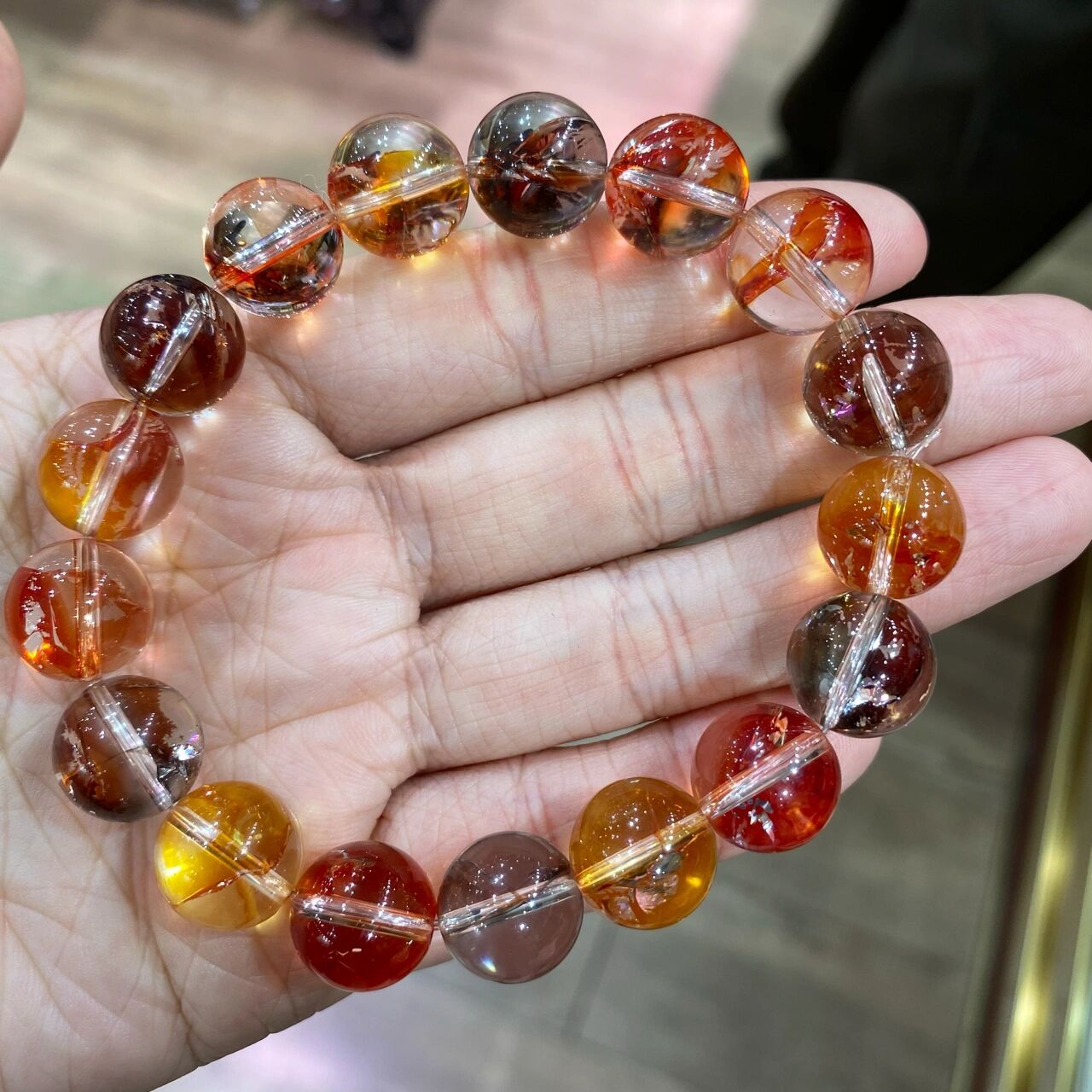 其实市面上的胶花水晶假货也是很泛滥,图片里有真有假,你可以分得清?