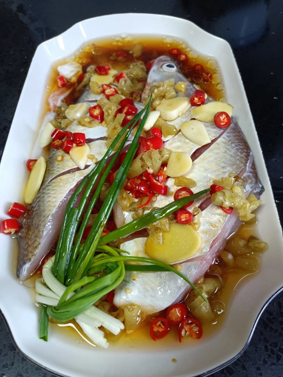 清蒸鸭嘴翘 夜钓一斤重的鸭嘴翘,今日从冰箱里拿出来,鱼肉鲜亮粉嫩,好