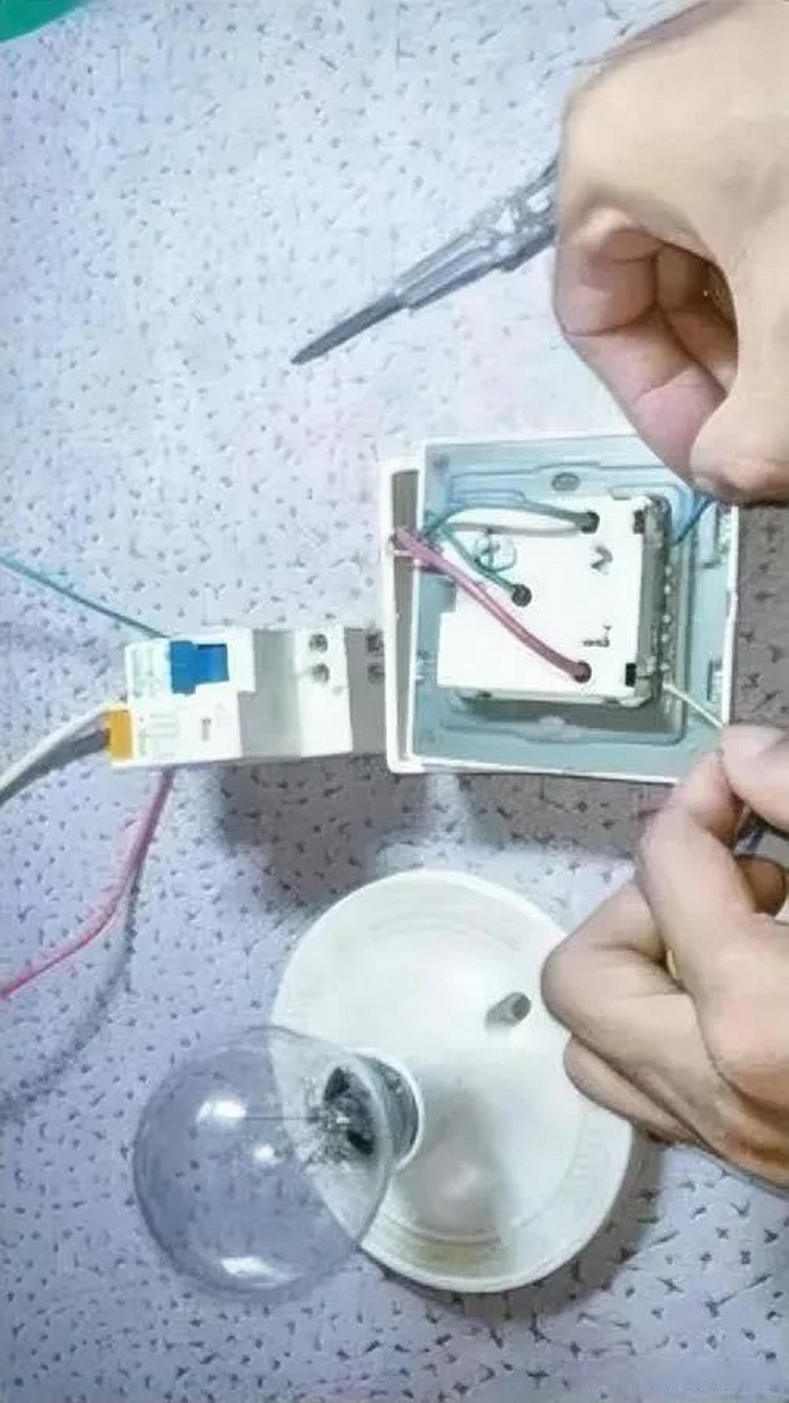 家里电气线路中的相线(火线)可以用试电笔检测出来,但无法检测出哪