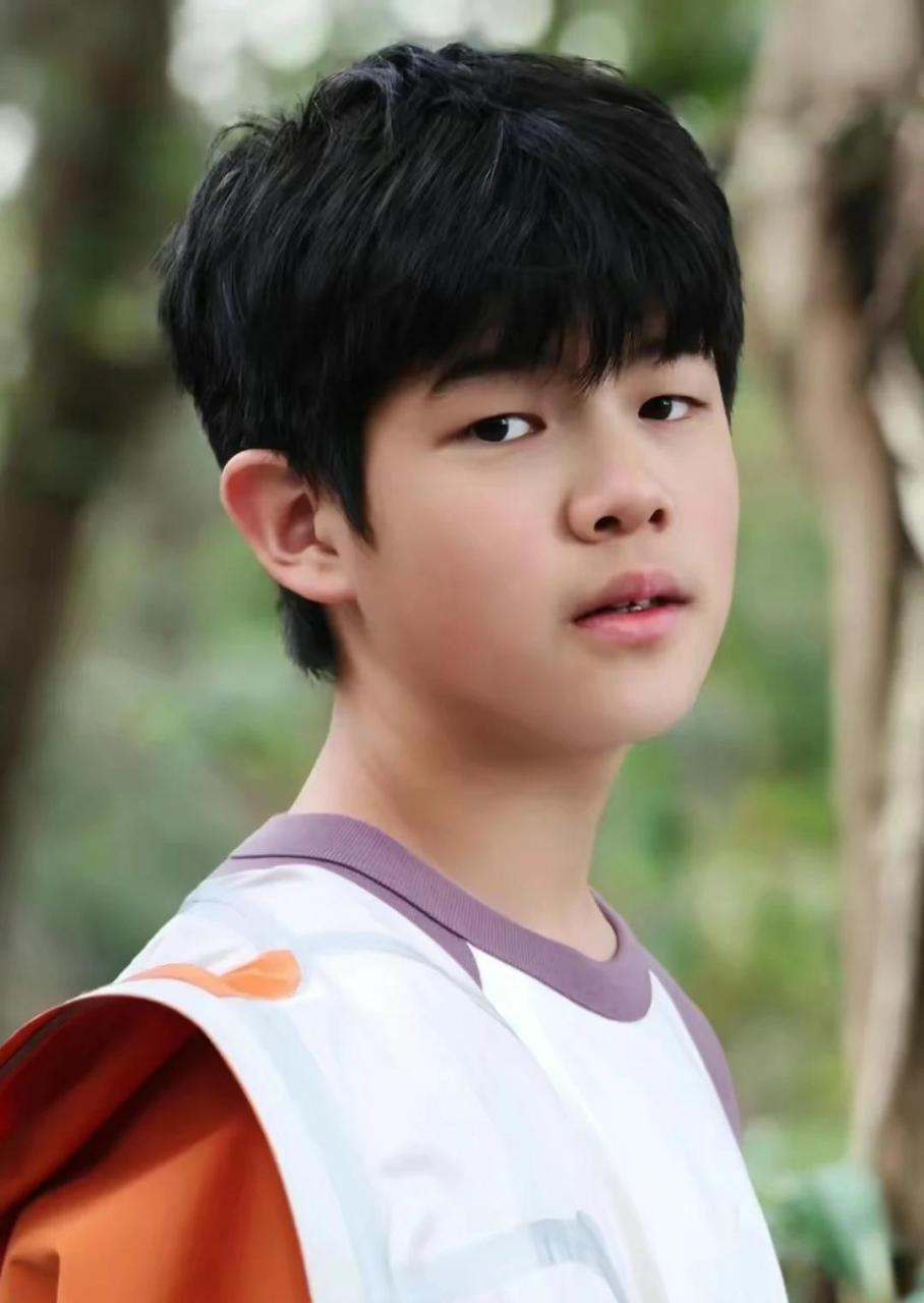 沙溢与胡可的大儿子安吉这颜值是越来越高了!