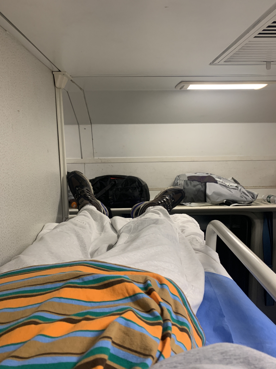 绿皮火车硬卧 一次性的手术床单垫着可以安心睡觉啦这次是带错了所以