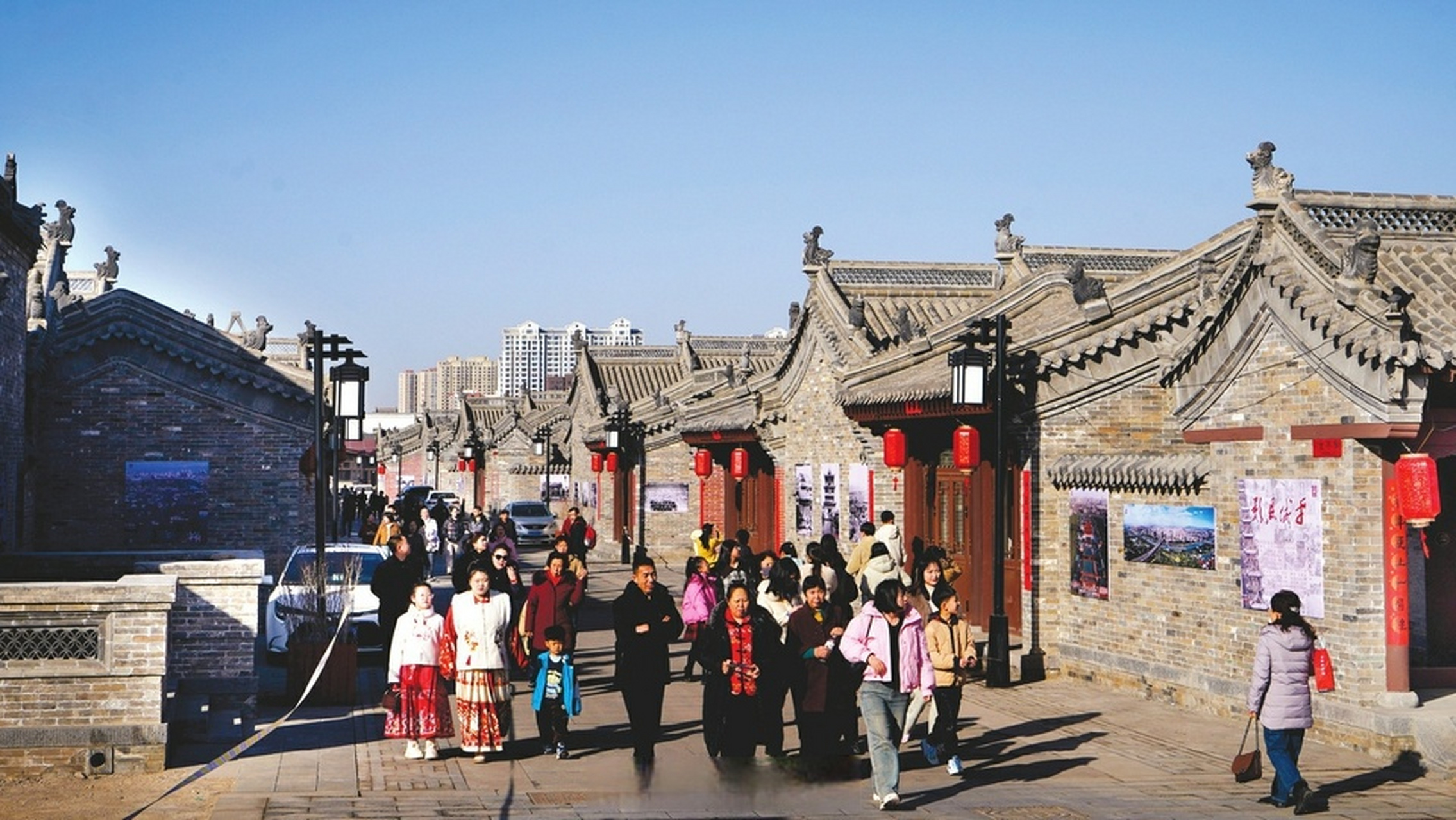 2月13日,在大同市平城区柴市角老街上,游客们正在