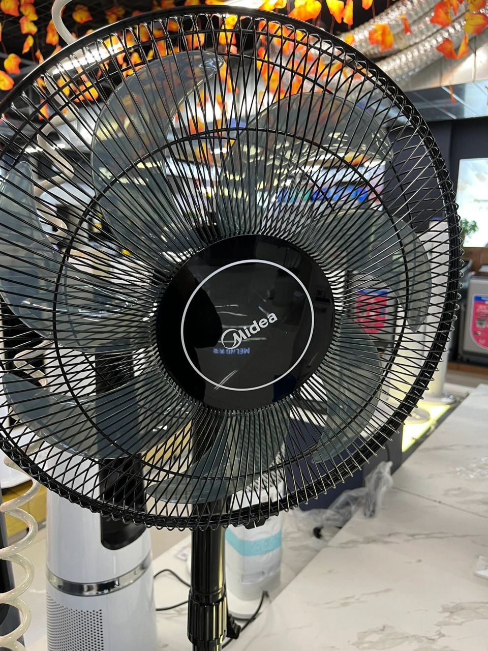 美的风扇 极简设计 全新呈现 风柔音静 不打扰休眠 大范围清凉风 舒爽