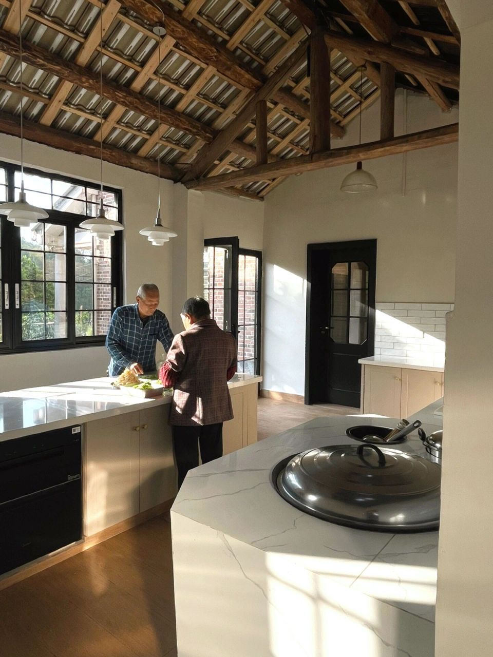 性价比高的农村柴火灶厨房,实用与好看兼备 把以前笨重的老柴火灶拆掉