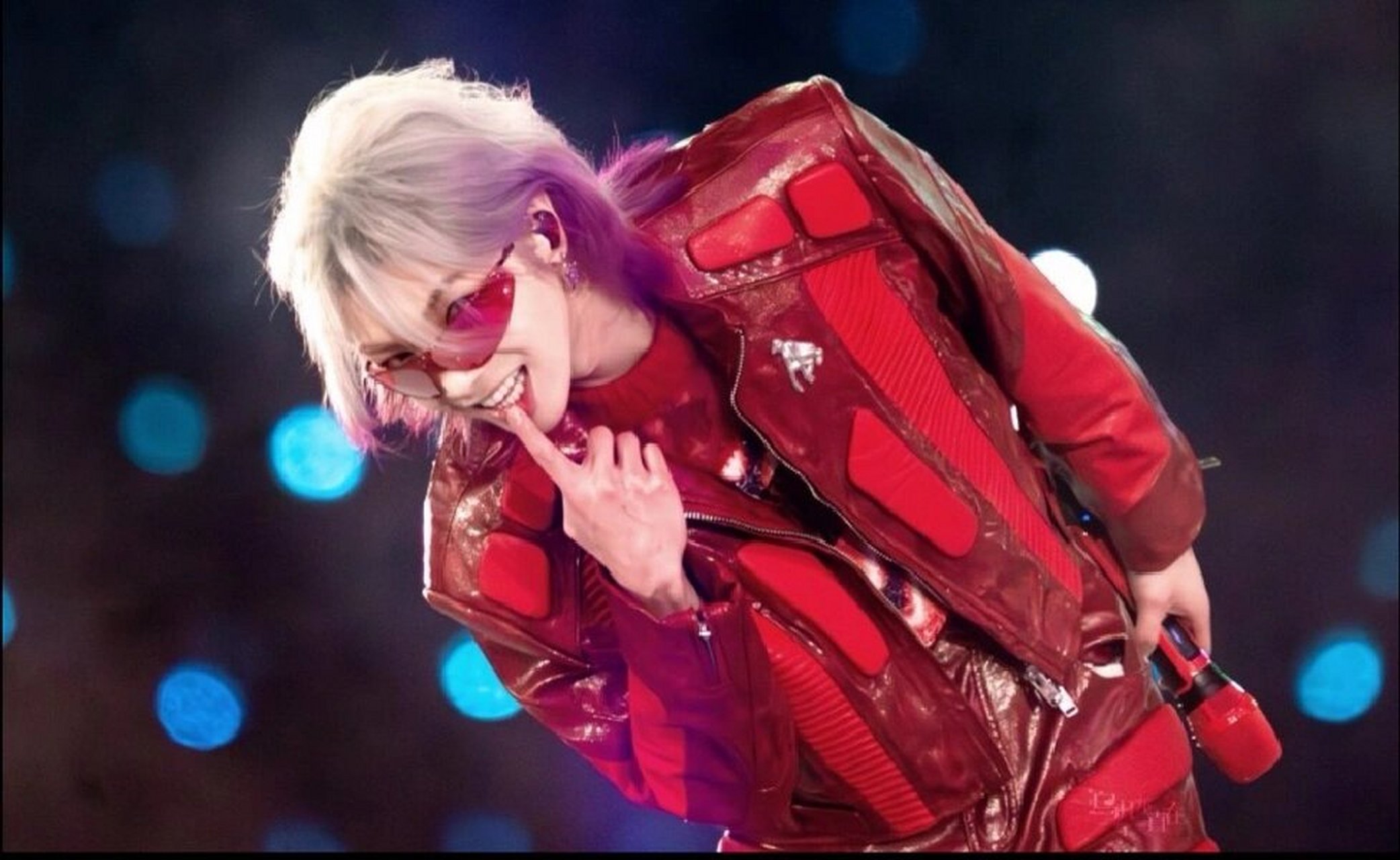 封神的造型华晨宇 南京演唱会为观众做得新发色太美了吧