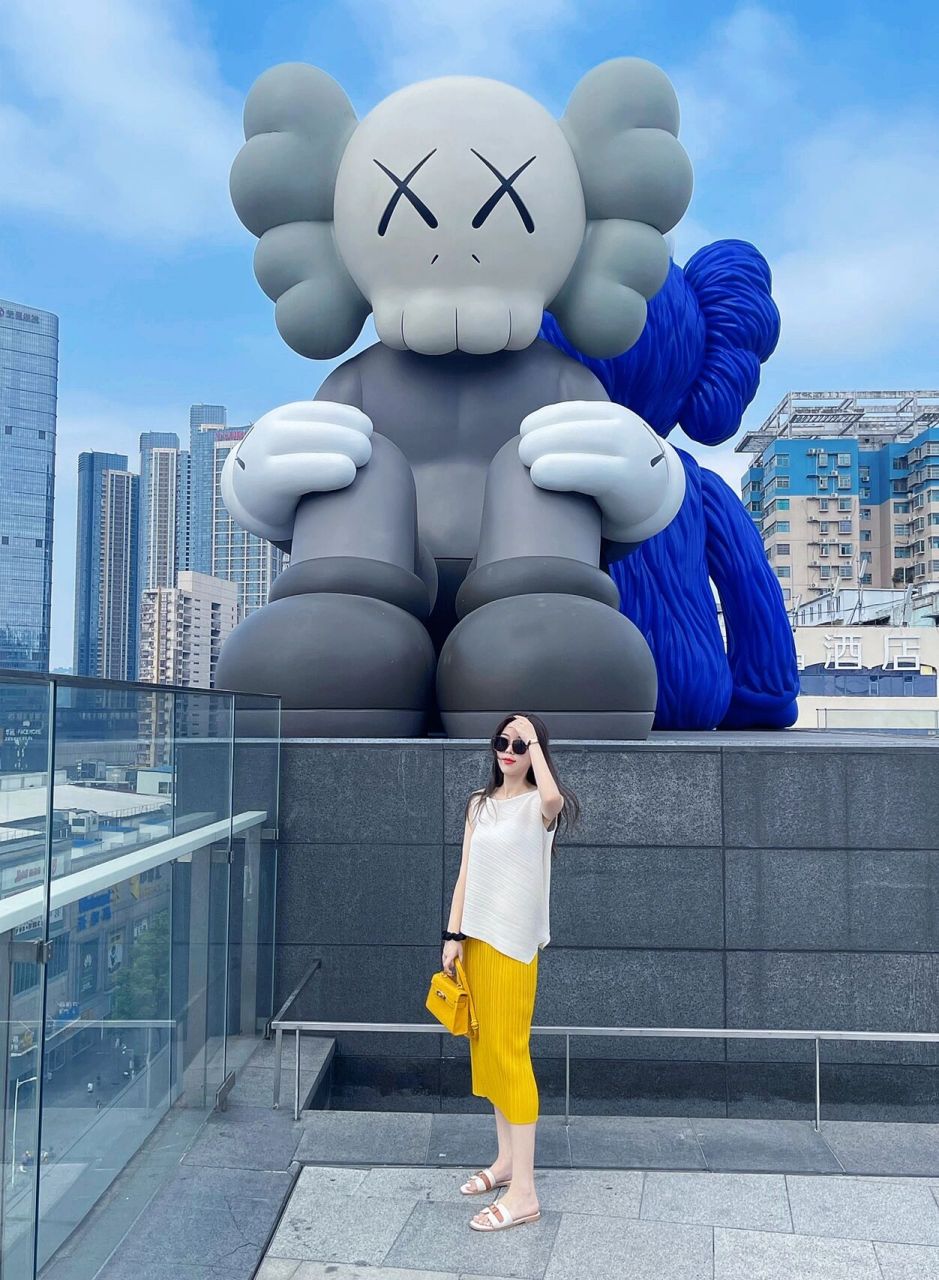 99长沙 ifs 国金中心 kaws 看别人说国金顶楼的保安很会拍 果然名不