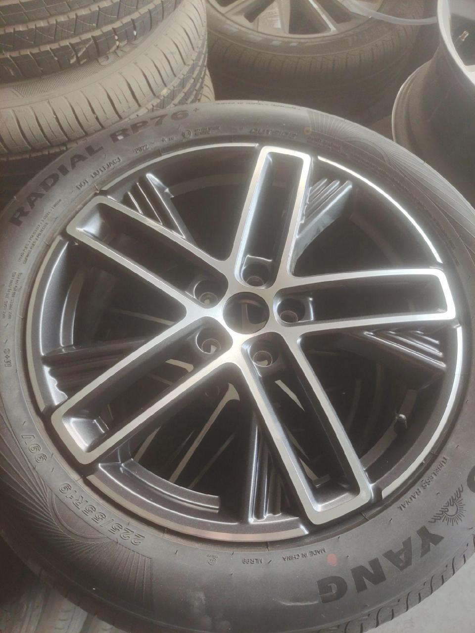 原厂长安cs55plus轮毂轮胎 .
