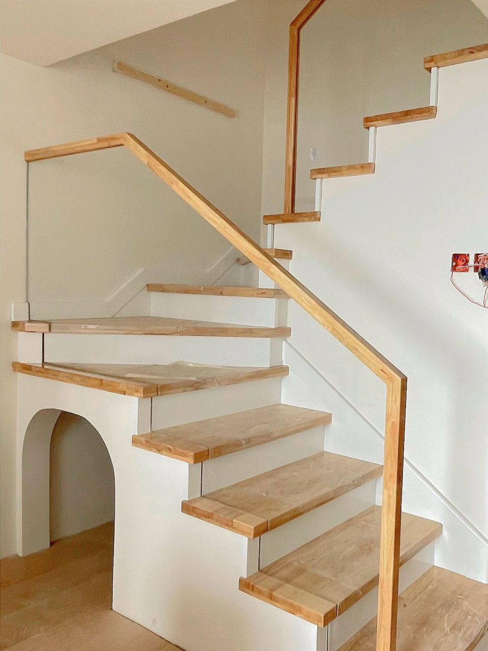 loft楼梯 超爱的原木色踏步 超白玻装好啦! 我家loft公寓层高4.