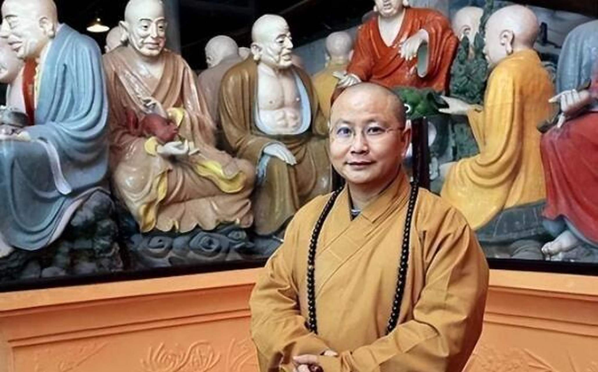 2008年,汶川地震,四川罗汉寺的一位住持却命令和尚们说:"杀鸡!炖肉!