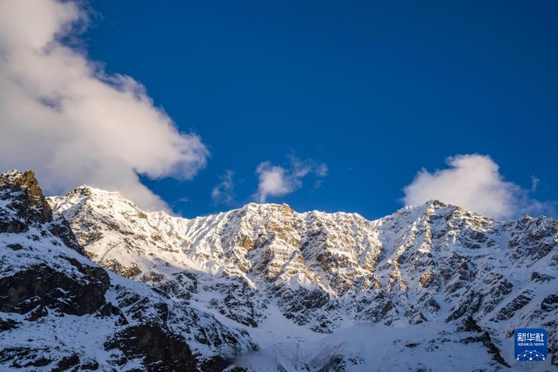西藏昌都市边坝县位于念青唐古拉山脉南麓,由于海拔较高,这里雪山耸立