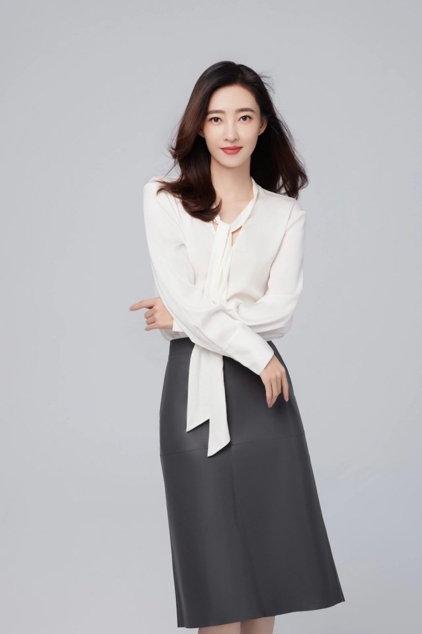 王丽坤·ports宝姿 演员王丽坤身着ports宝姿2023秋冬系列系带白衬衫