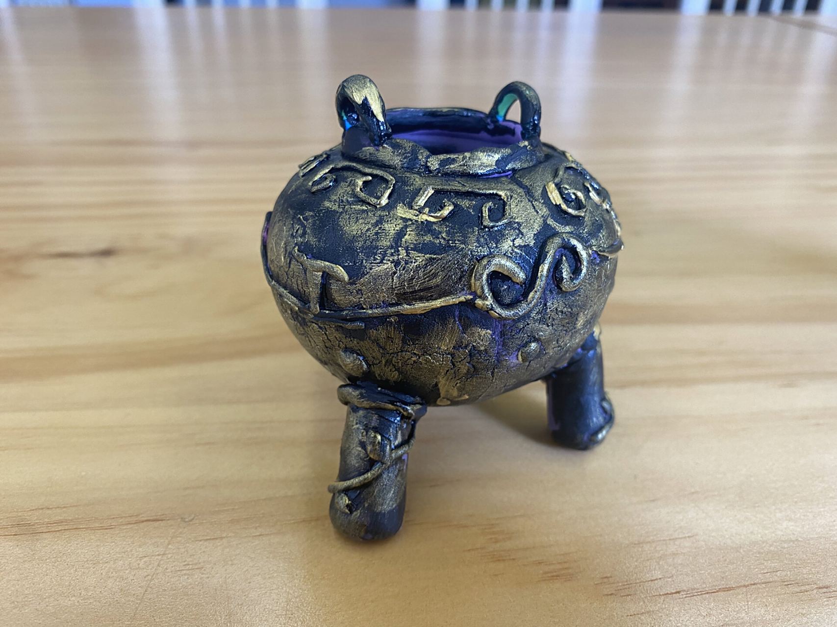 超轻黏土 | 青铜器 大的器物用塑料杯或者没用的铁盒为基础,裹上黏土