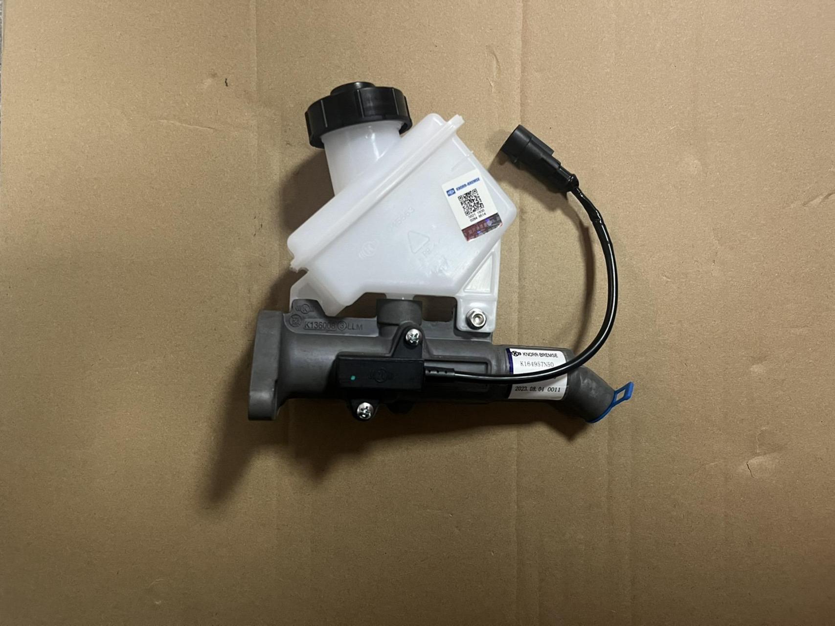 红岩杰狮离合器总泵