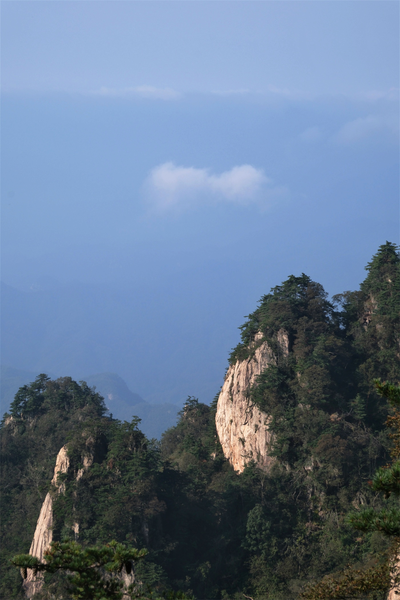 《游老君山之一》老君山,位于河南洛阳栾川县,是国家5a级景区,国家级