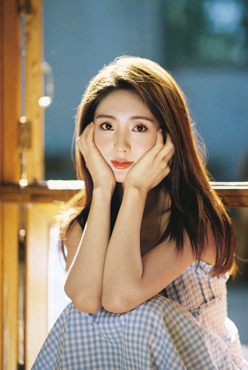 邢菲绿意写真大片:长发温柔,一身格子吊带长裙,林中深处,惟见一人,又