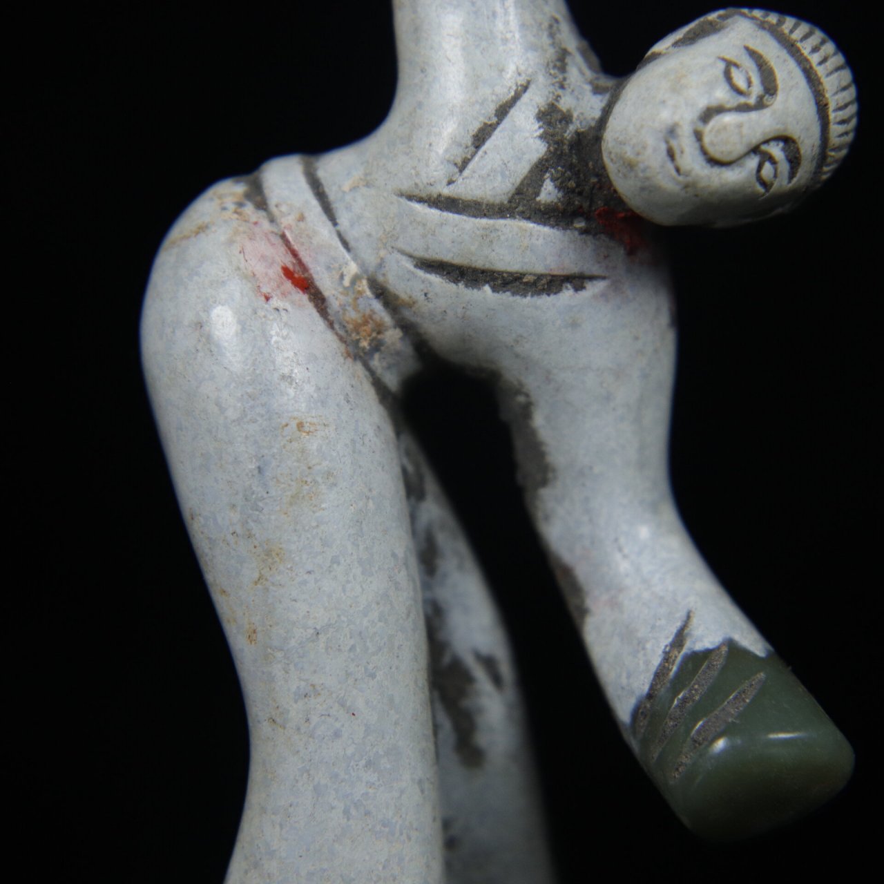 汉代和田玉舞人 玉舞人可能是古代中国最特殊的饰品之一.