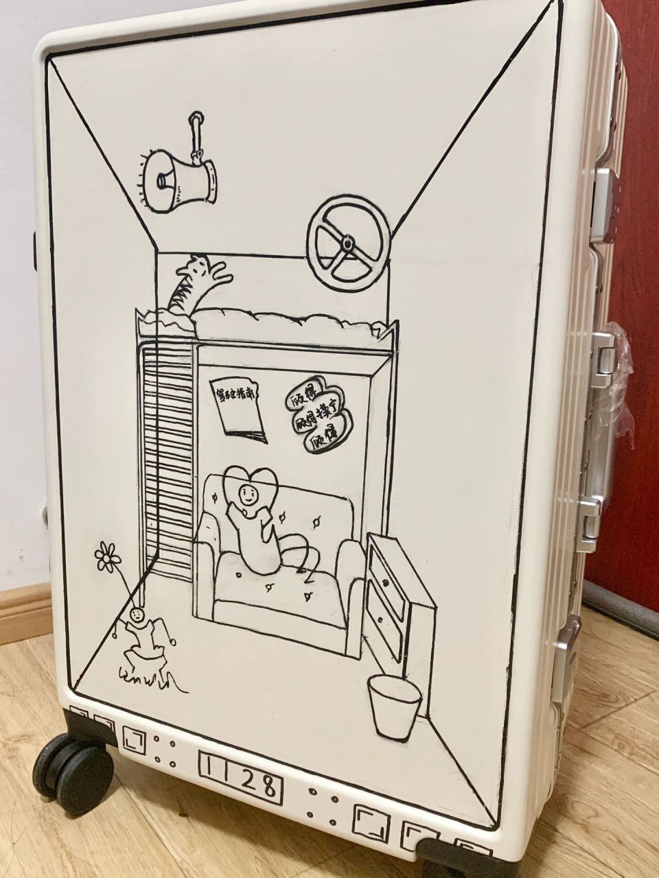 易烊千玺小网站行李箱涂鸦 看到一个姐妹画在行李箱上我也好喜欢好