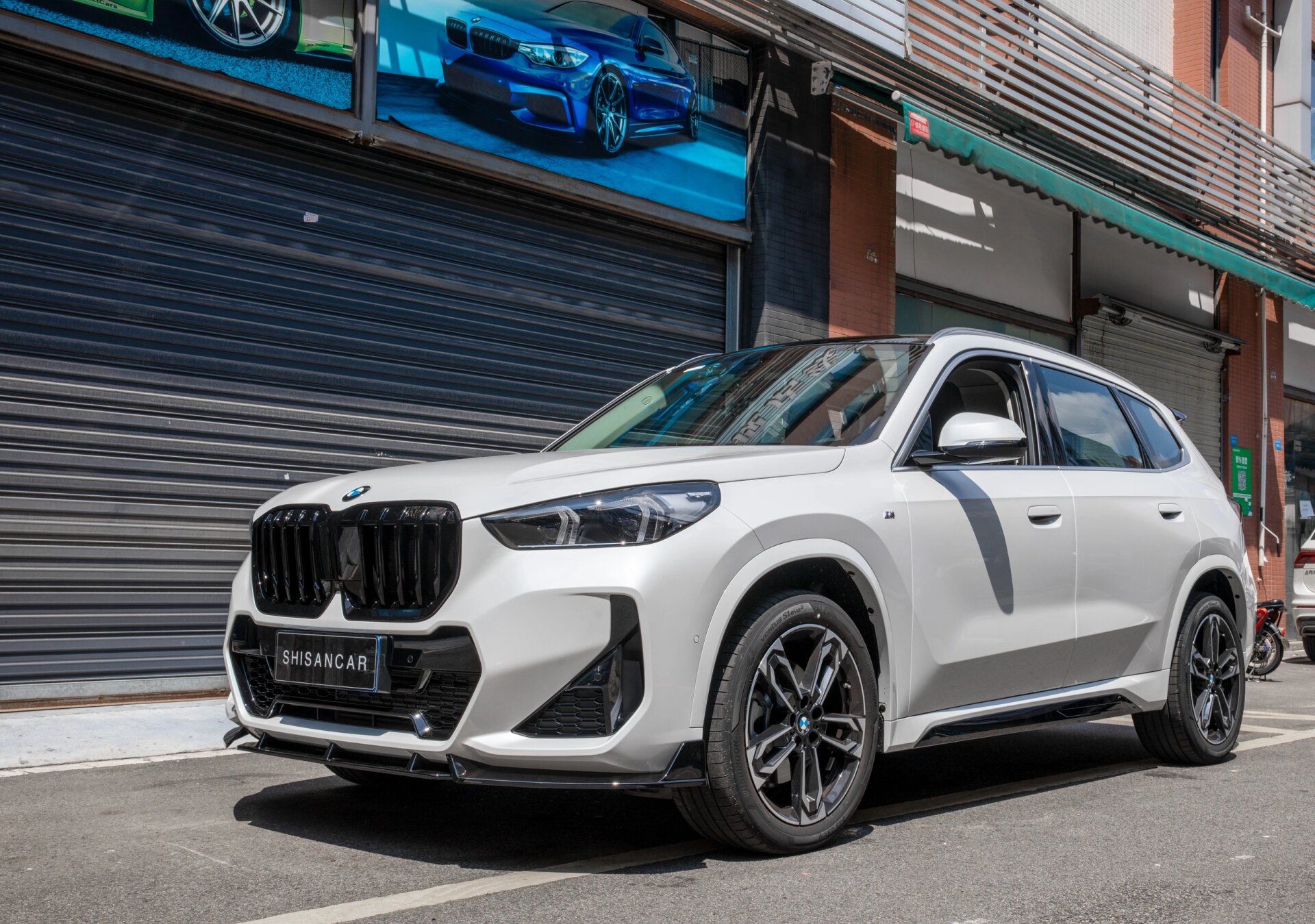 23款宝马x1改装 这一套黑武士包含:前唇,后扰流板,侧裙,顶翼,中网.