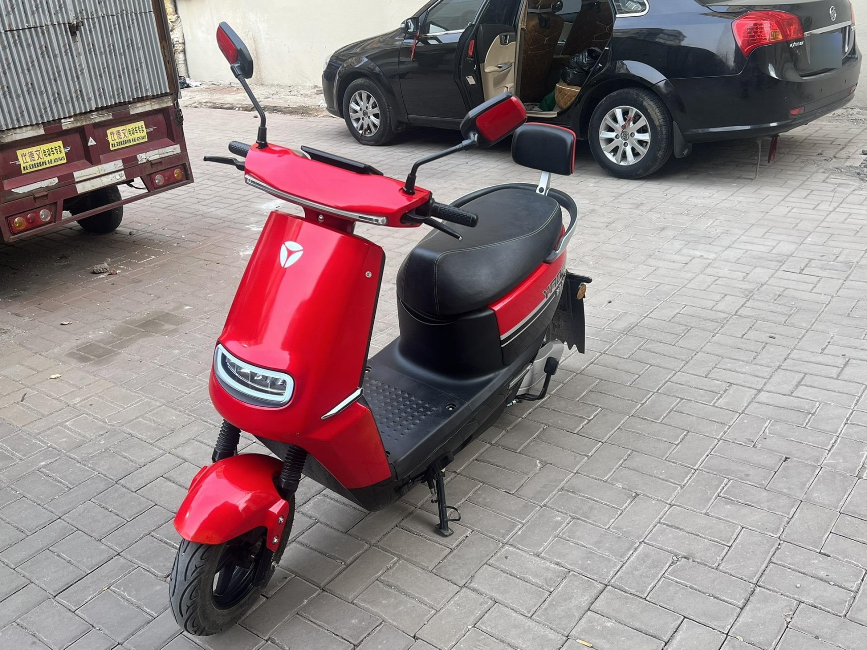 雅迪冠能e6电动车,搭载的60伏五块大电池,巡航最低四五十公里.