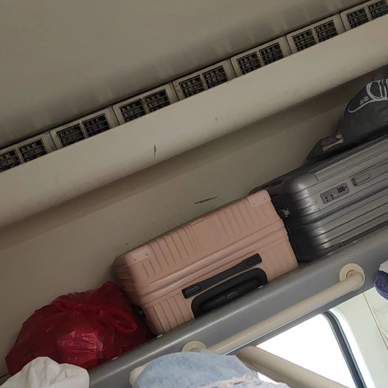 火车上铺这种空调是可以关的 第一次坐卧铺,还是上铺,坐了一会被空调