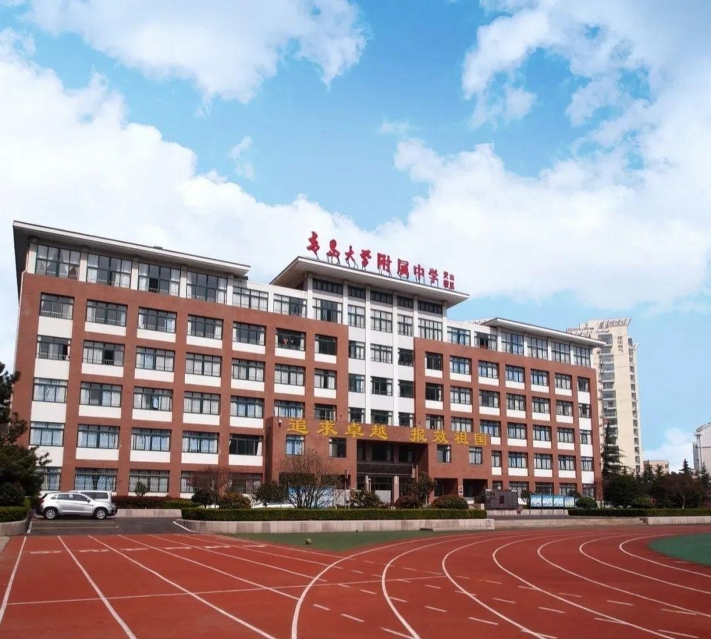 的投资者是国企,依托的是公立嘉峪关小学的师资,用的是公立57中的校舍