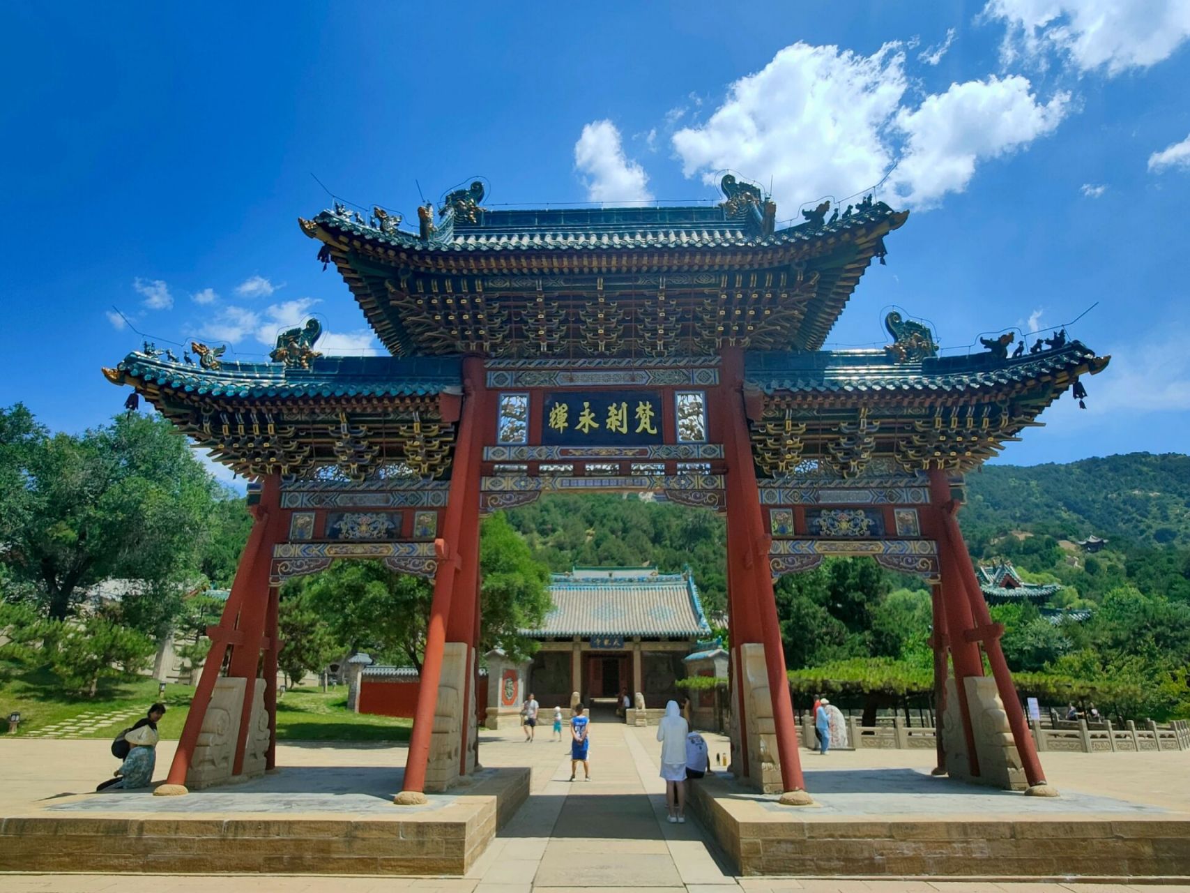 公交:搭乘308到晋祠景区南停车场,换成y1专线可以直达天龙山山顶