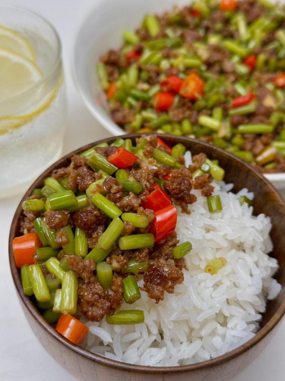 外婆教我的蒜苔肉沫用来拌饭真的太过瘾啦!