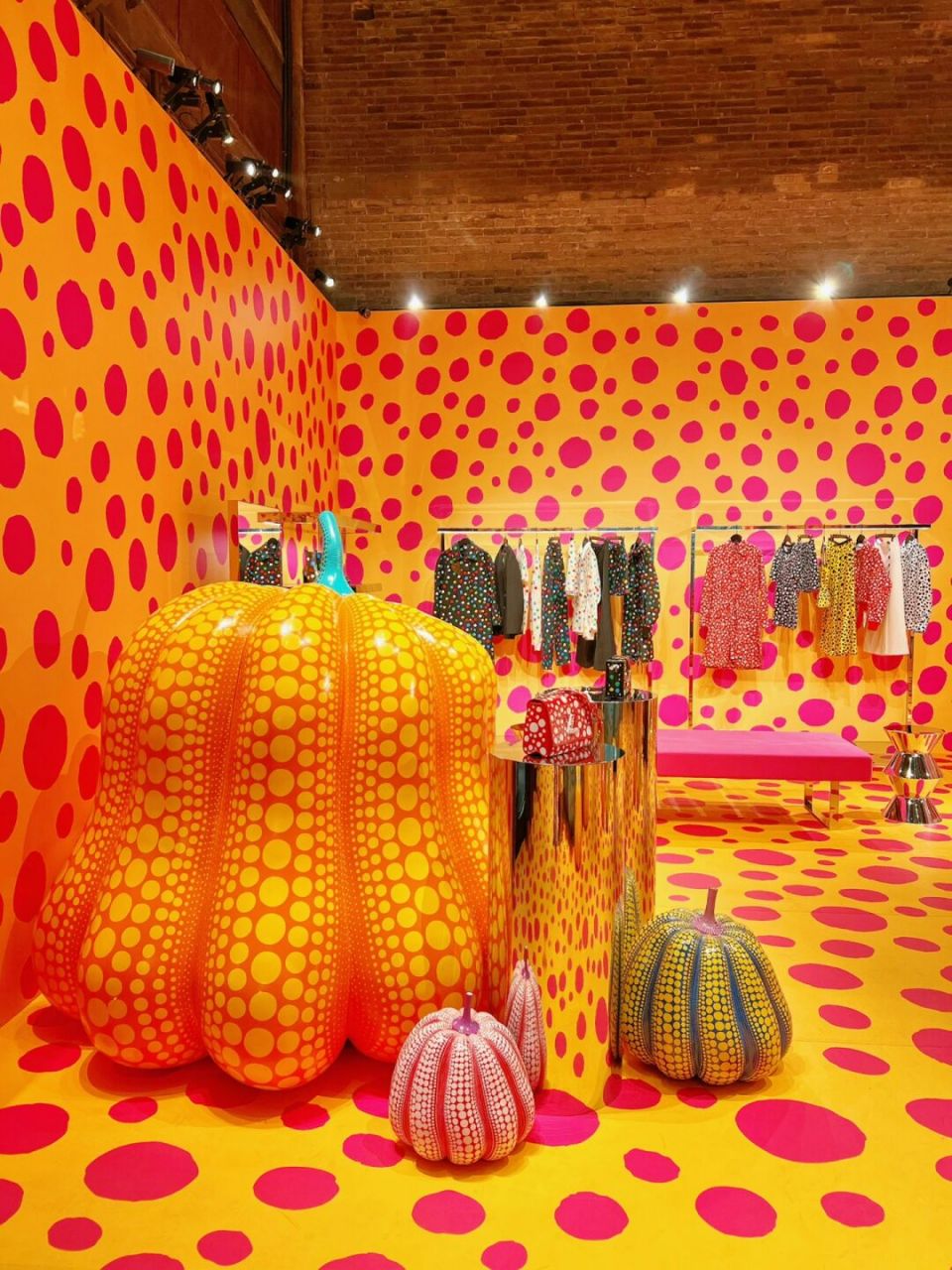 lv和草间弥生的联名 标志性的波尔卡圆点07721507 明艳迷幻的