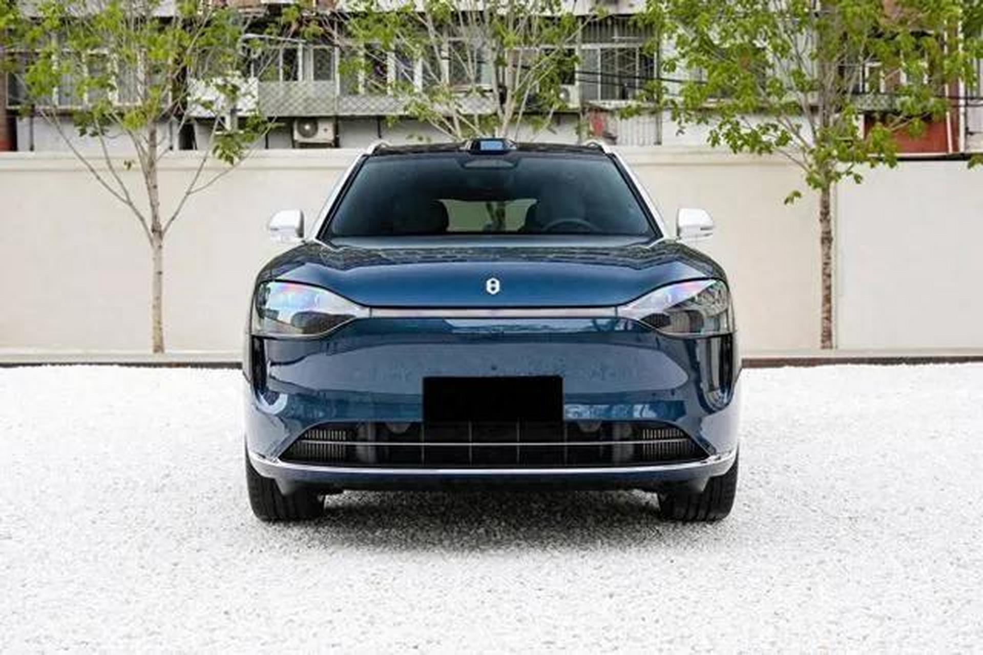 前段时间问界 m5 倒车"骑上"比亚迪海豚,在12月26日的问界 m9 及华为