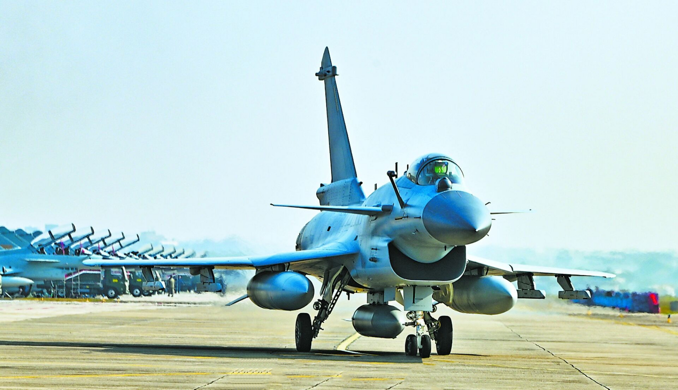 歼-10战机高清大图,壁纸收藏起来!