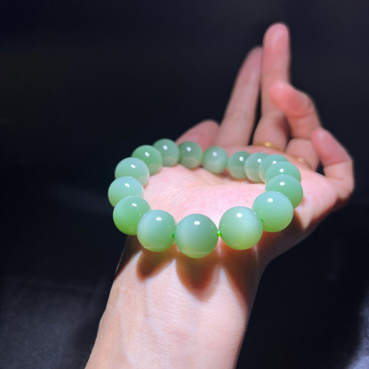 俄料碧玉粉青猫眼13mm 美到极致 据说"粉青玉"的这个名宇,是玩玉的人