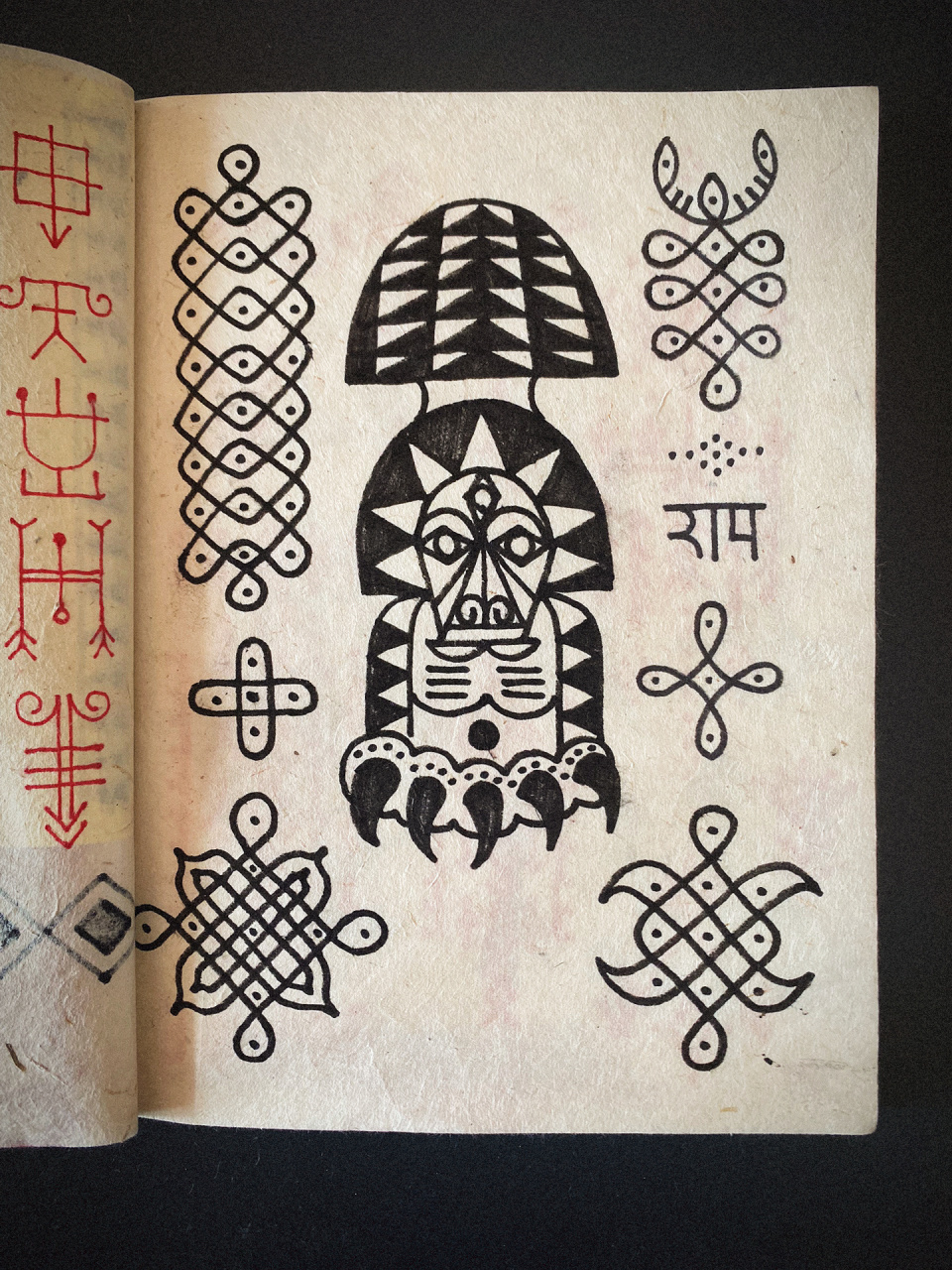 古印度图腾|体会大自然的神圣03 新画的这本纹身手稿,采用了尼泊尔