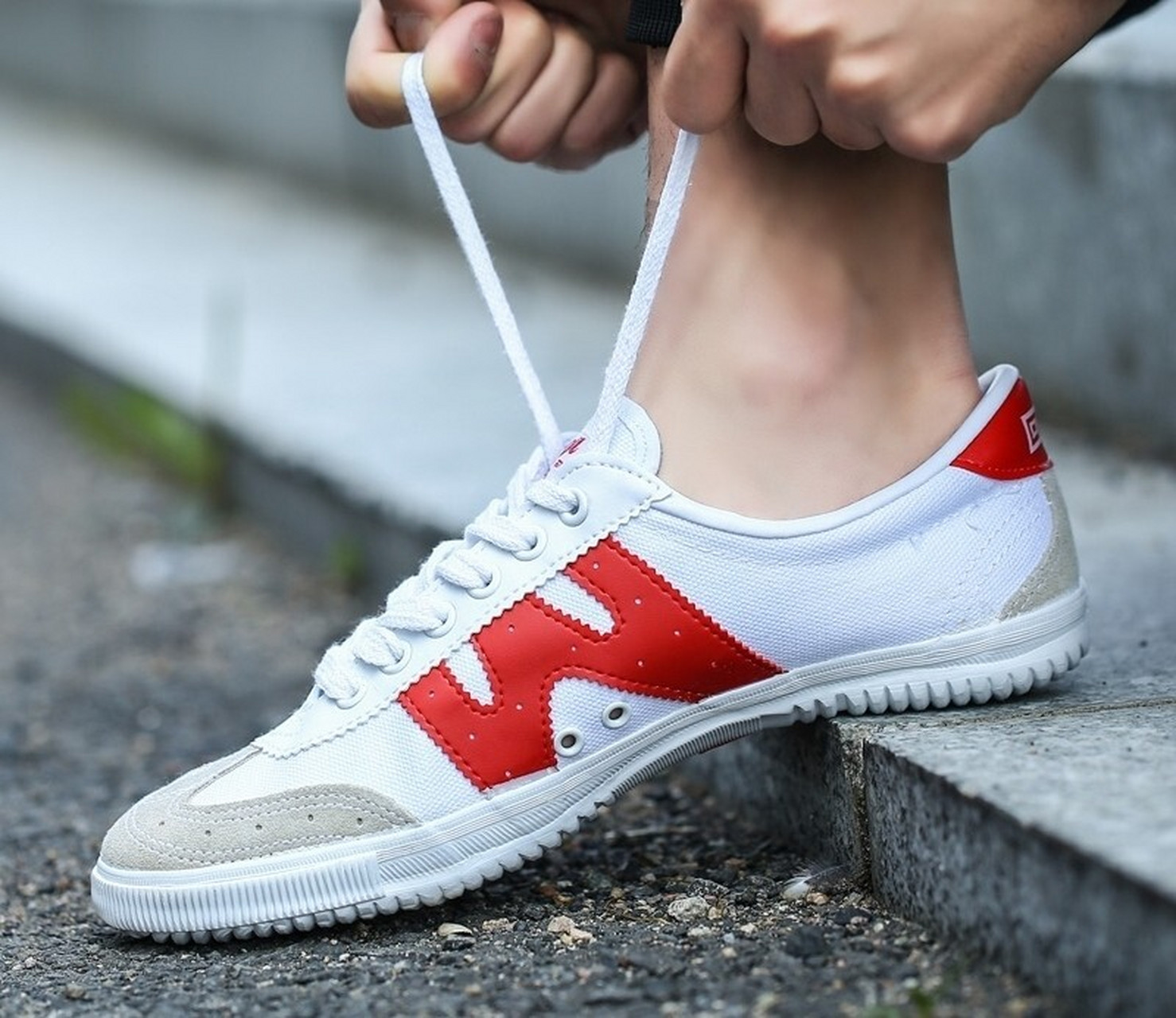 这些鞋子都是70后80后童年的回忆 解放鞋.钉鞋.