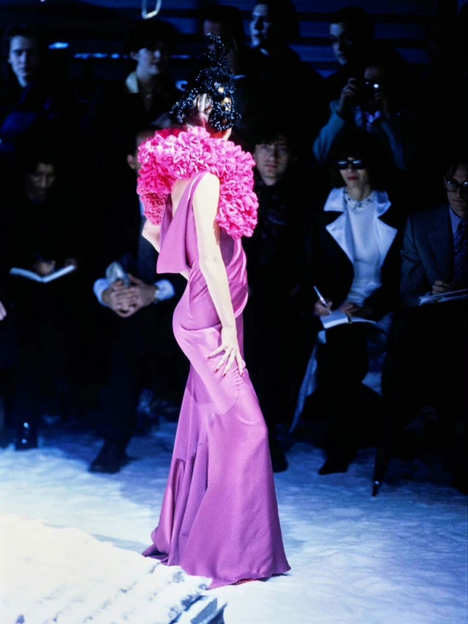 1995年巴黎时装周秀场上突如其来的浪漫时刻 1995年john galliano巴黎