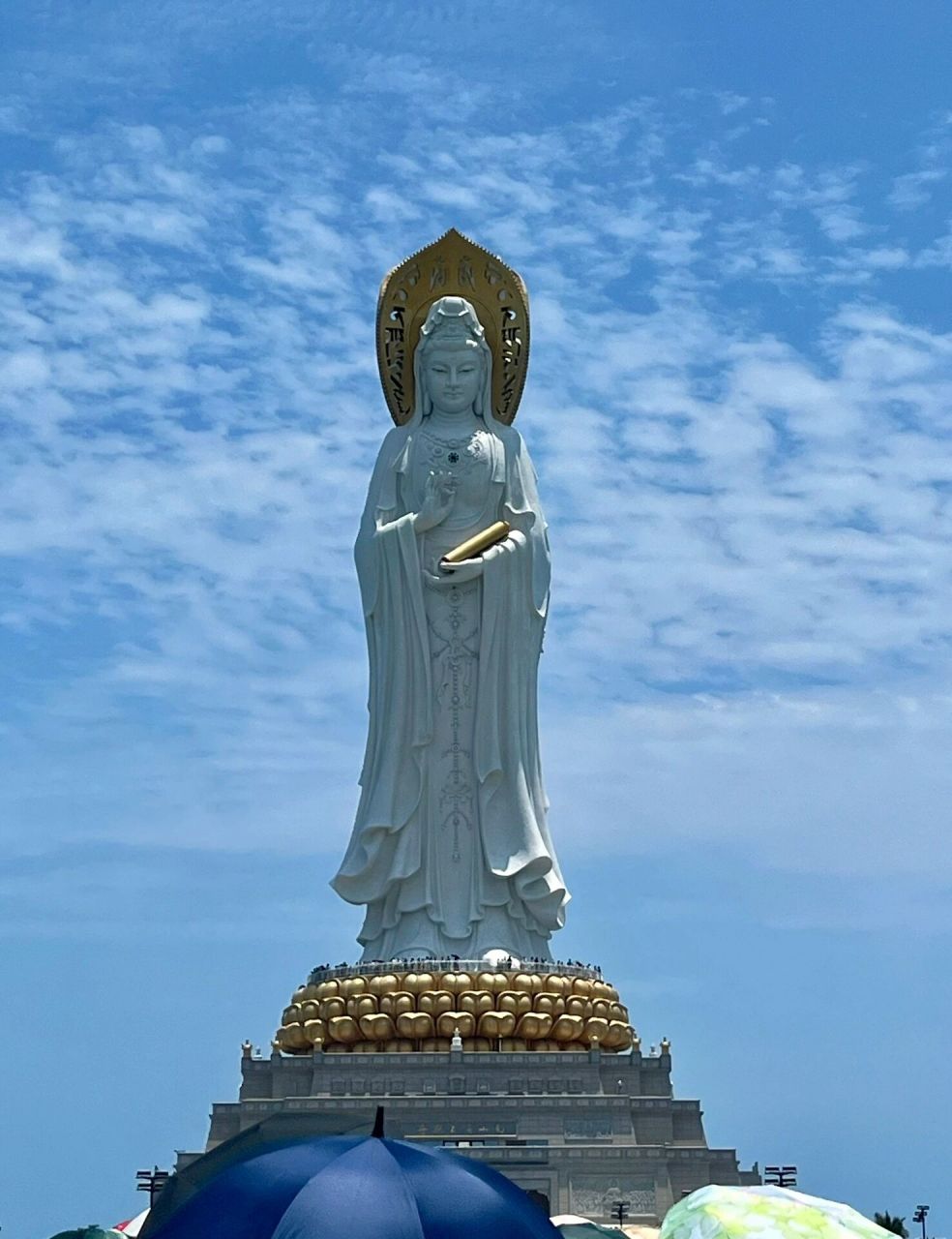 海南三亚观世音菩萨 南海观世音菩萨位于三亚崖城南山文化旅游区,去到
