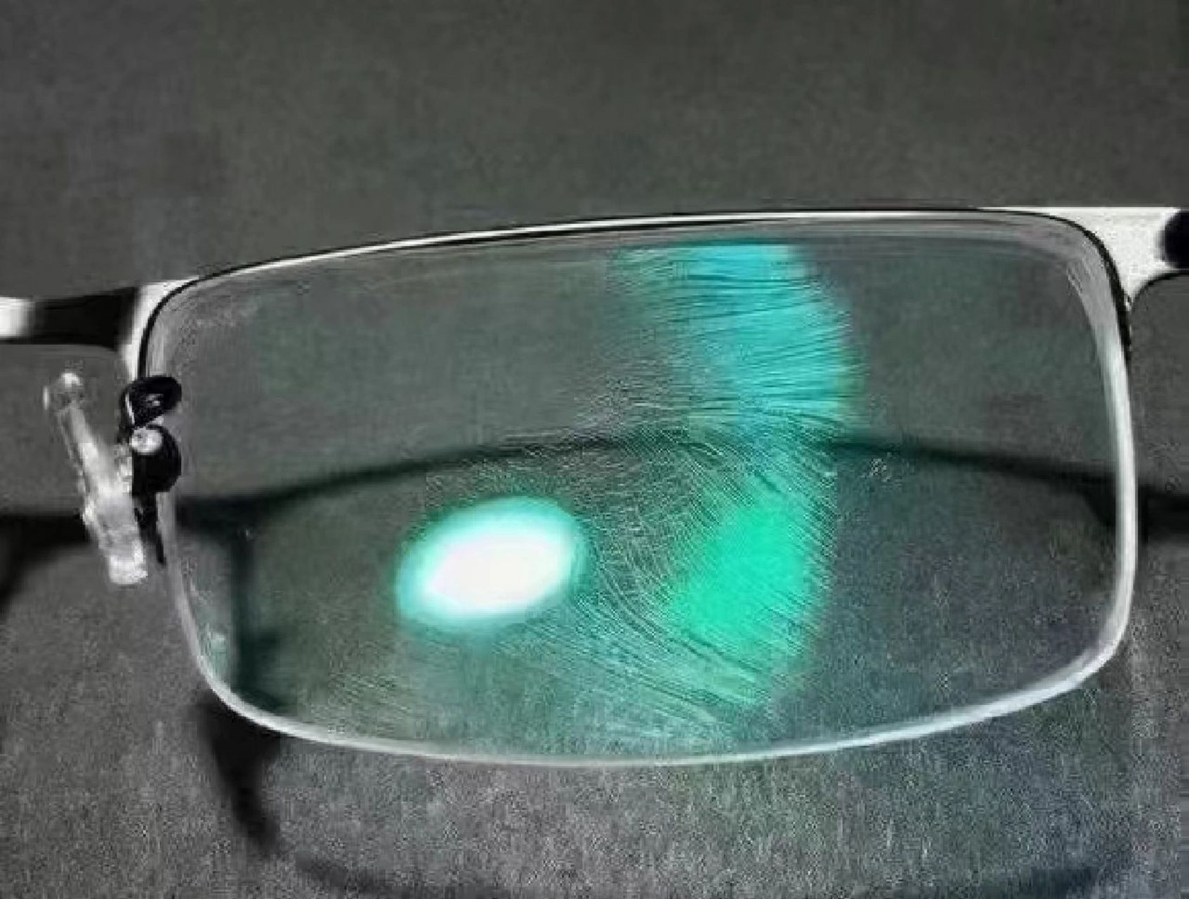 镜片脱膜和爆膜 脱膜图1,镜片呈斑斑点点,颜色不均,膜层脱落.