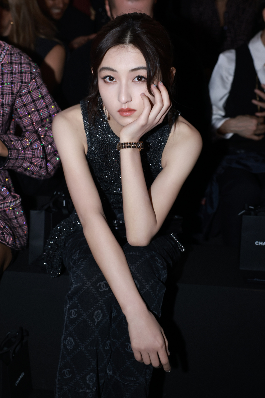 香奈儿chanel品牌形象大使 @张子枫 出席香奈儿2024春夏高级成衣系列