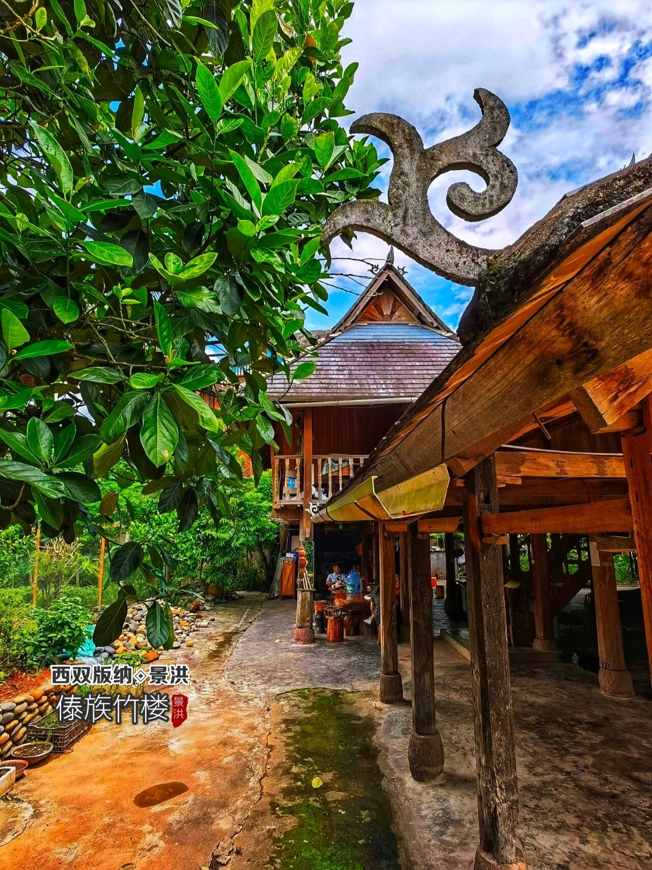 环境的影响,主要有以西双版纳傣族民居为代表的优美灵巧的干栏式建筑