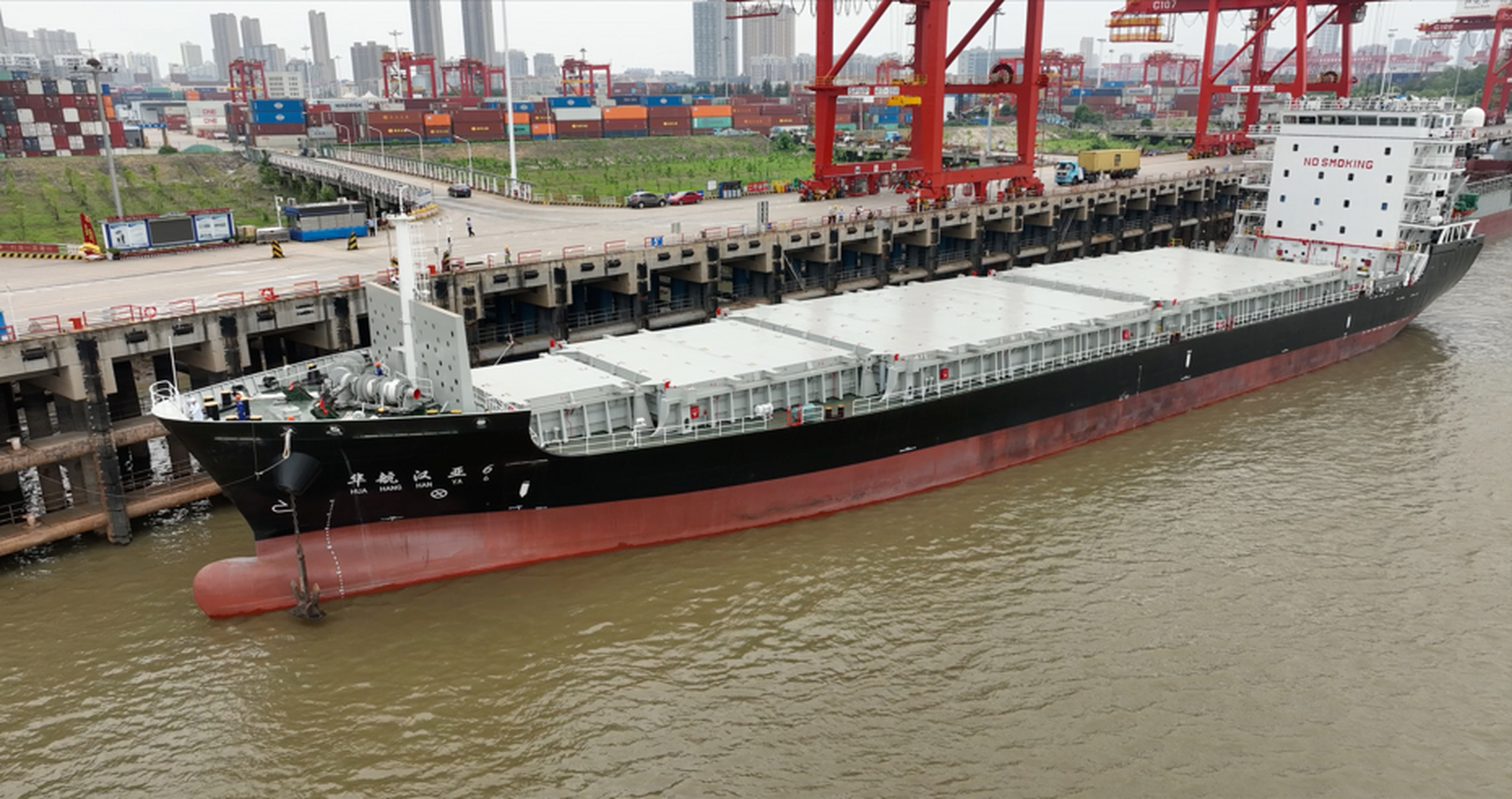 6"轮已从武汉阳逻港开启首航,这是从阳逻港开行的第5艘汉亚直航船舶