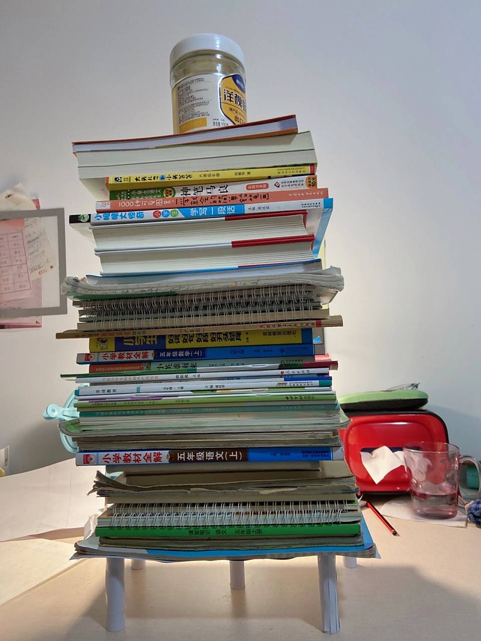 纸桥的承重力超乎你想象 七张a4纸搭起的纸桥,承重力真的超乎我想象