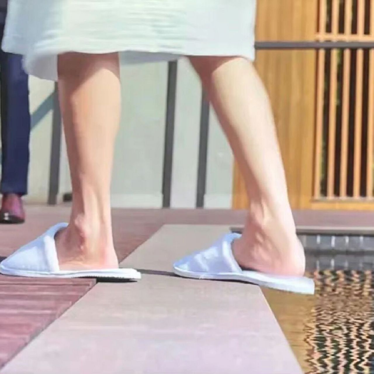 秦岚的脚真是有点配不上她的颜值哈哈!