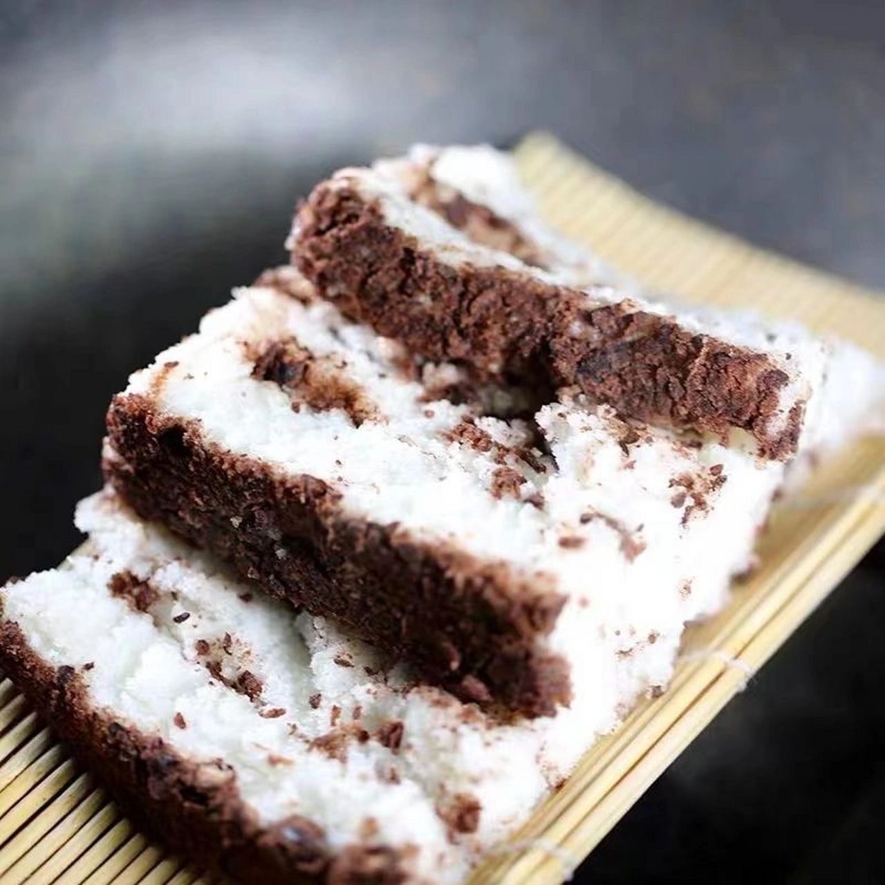 延边朝鲜族米糕 朝鲜族经常制作一种小方块米糕(也称打糕),最常见的一